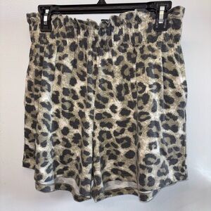 Leopard Print Pull-On Women's Shorts - Neutral Tones